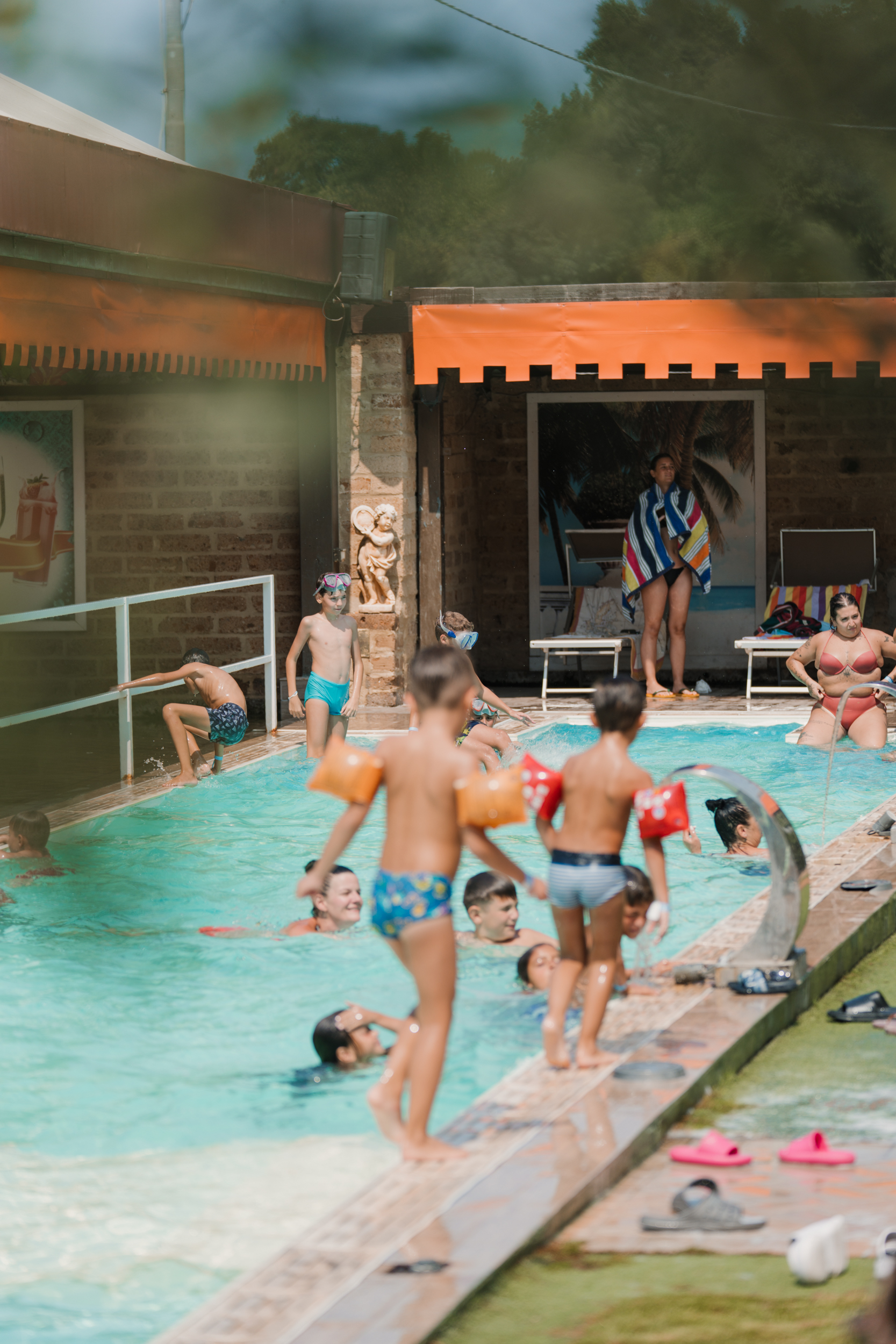 Bambini in piscina al Castello di Perano